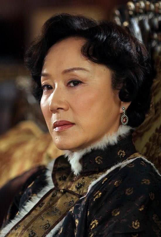 吴竞在很多角色里都是出演贤妻良母,在她53岁时搭档陈坤,刘亦菲出演