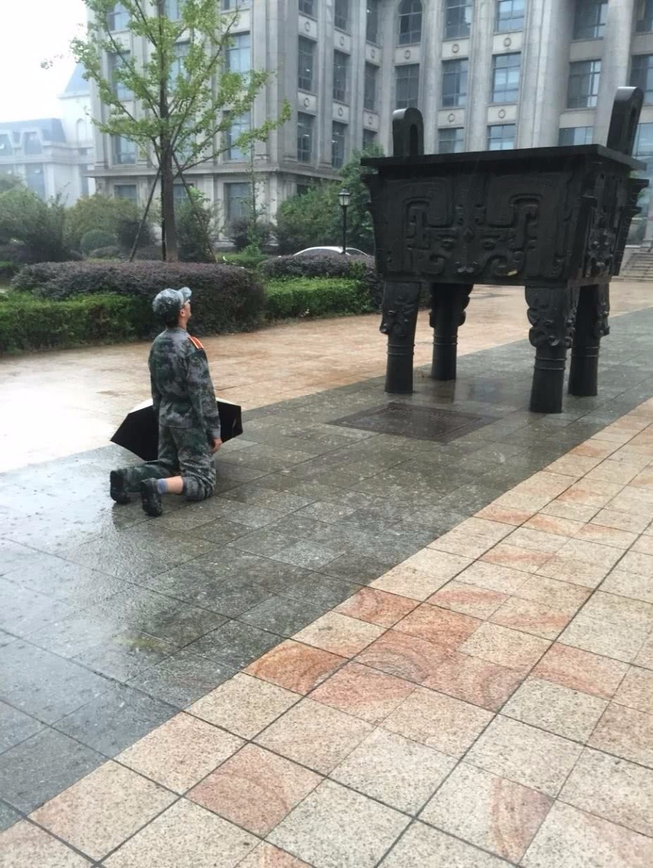 教官妙用各种道具,学生千方百计求雨,盘点大学军训师生"斗法"