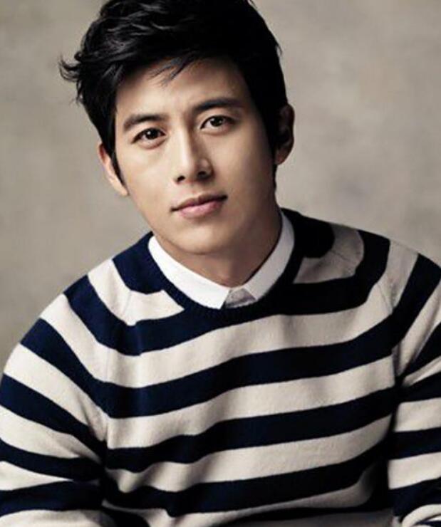 严基俊在2017与池晟,权俞利合作主演sbs悬疑电视剧《被告人》后,因