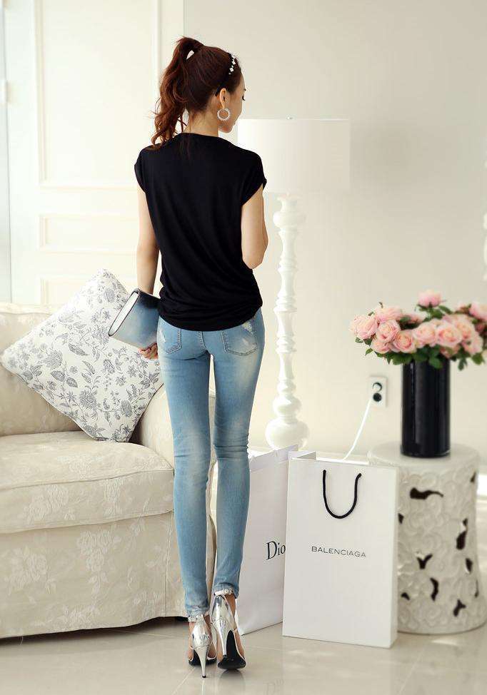 诱人美腿婀娜多姿笑容甜,传承一贯的破洞的作风,使得