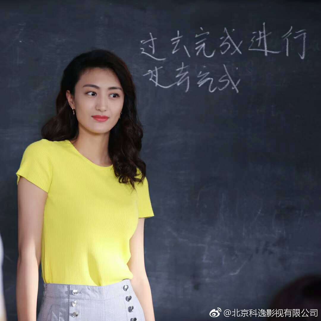 不甘心,为什么18岁的我,就碰不到如此美丽性感的英语老师@演员-贾小双