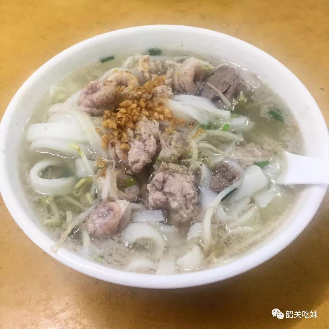 老道的顾客都会喊一声"要一碗6蚊猪杂河",橱窗贴着褶皱的菜牌,走进店