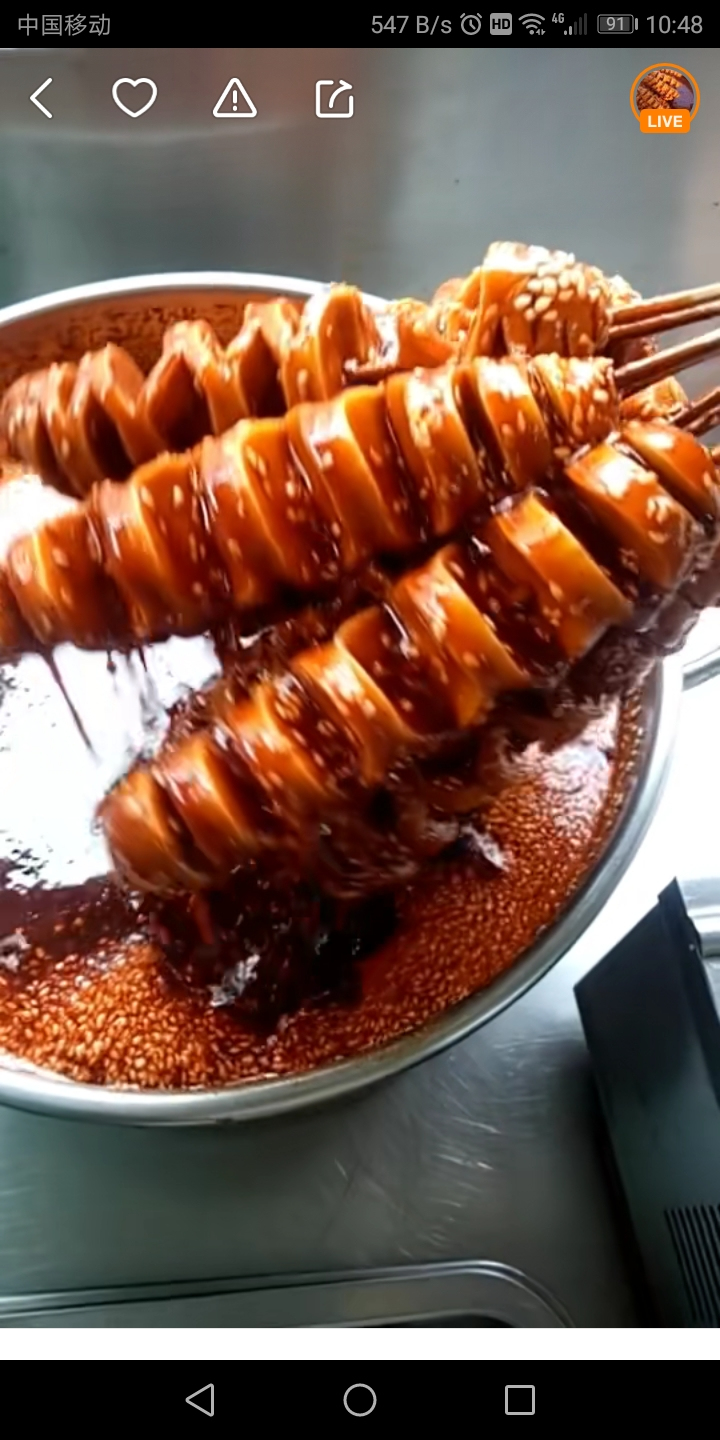 居小哥卖"网红大面筋",一天卖500串,南方人:黑乎乎的!