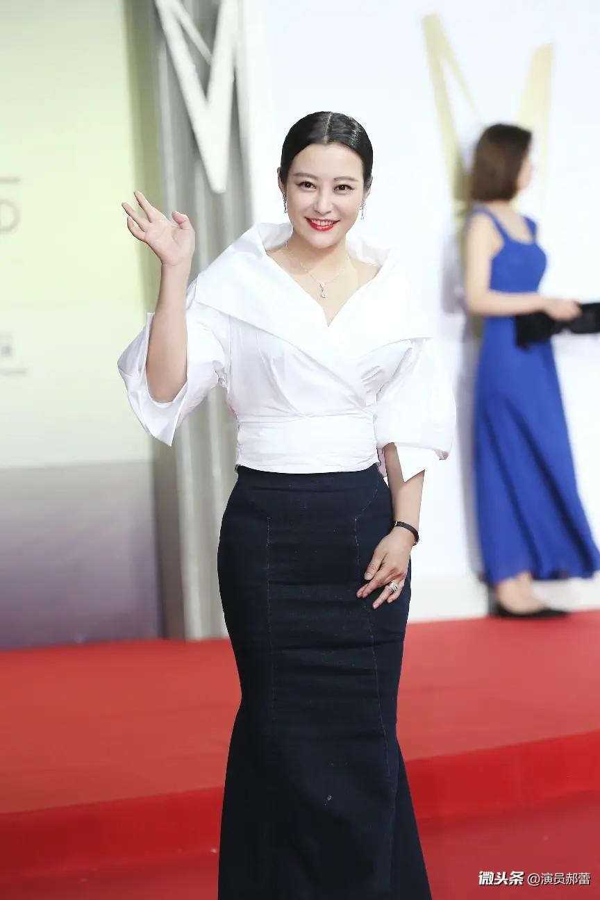 郝蕾时尚亮相,演技很棒,长相让人看着舒服!_新浪看点