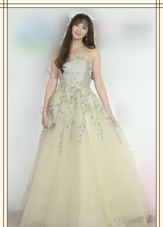 吴佩慈不过是剪了个空气刘海,气质就变得大不一样了!