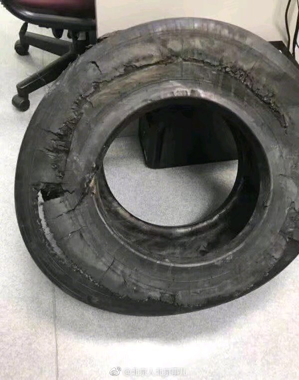 惊魂!北京飞澳门航班最新图受损起落架和轮胎