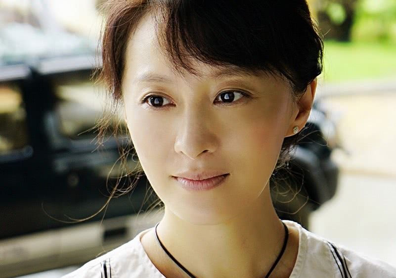 演"疯子"深入人心,当红时闪婚嫁给爱情,如今43岁越活越漂亮|徐露|闪婚