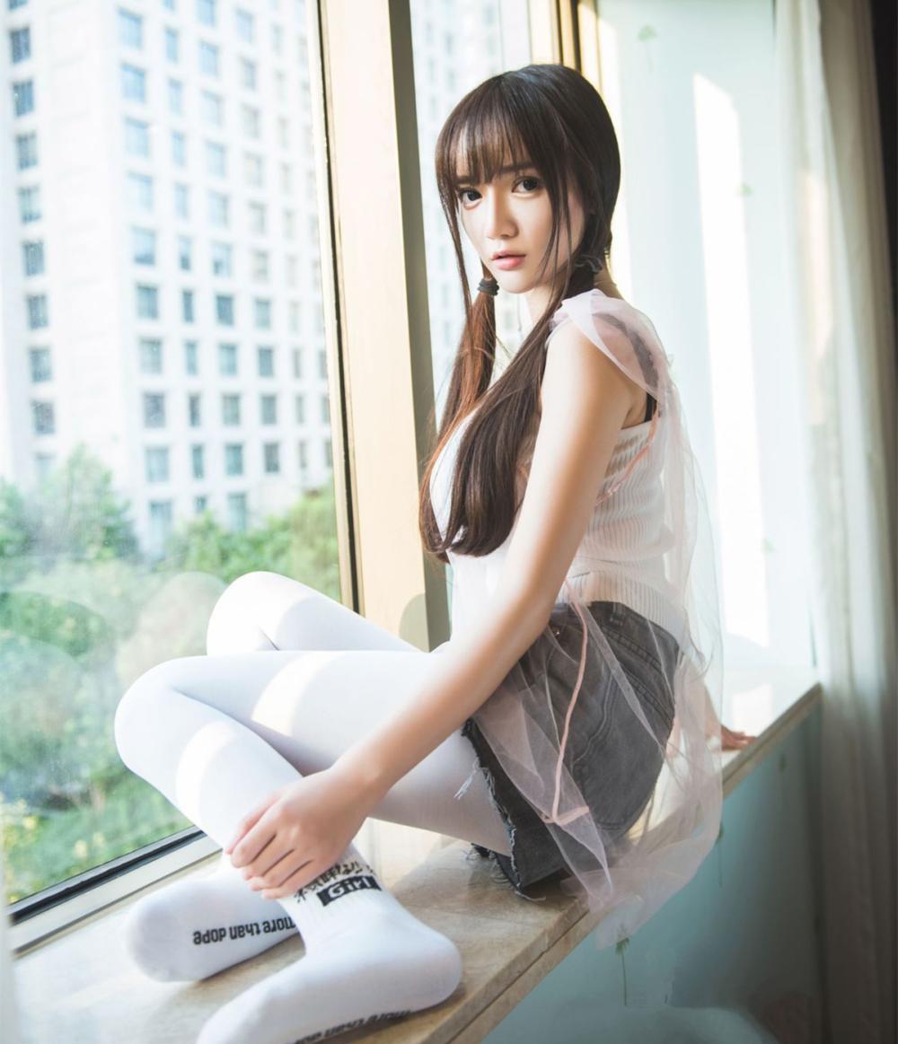 清纯妹子的奇妙穿搭看不懂一双白丝袜长腿还是挺漂亮的