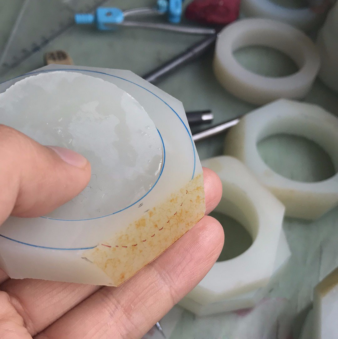 和田玉手镯上的这道"切口"怎么回事?