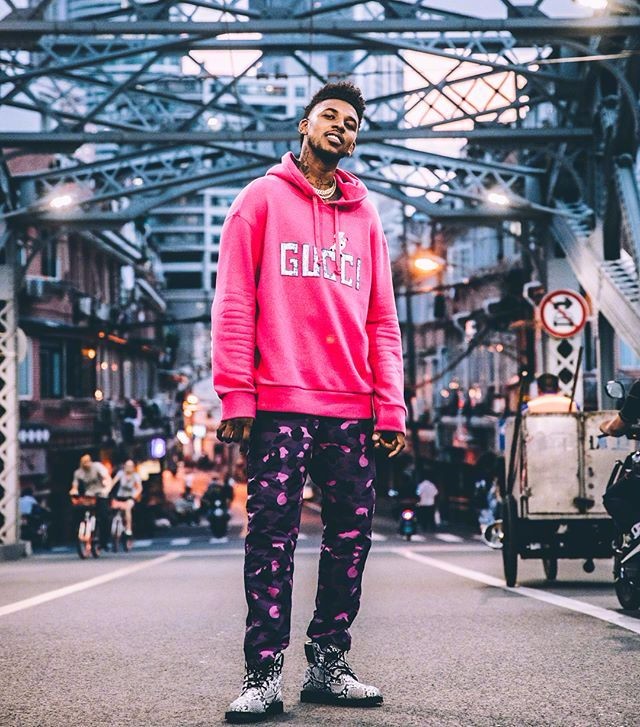 真潮啊尼克杨在上海外白渡桥上的街拍