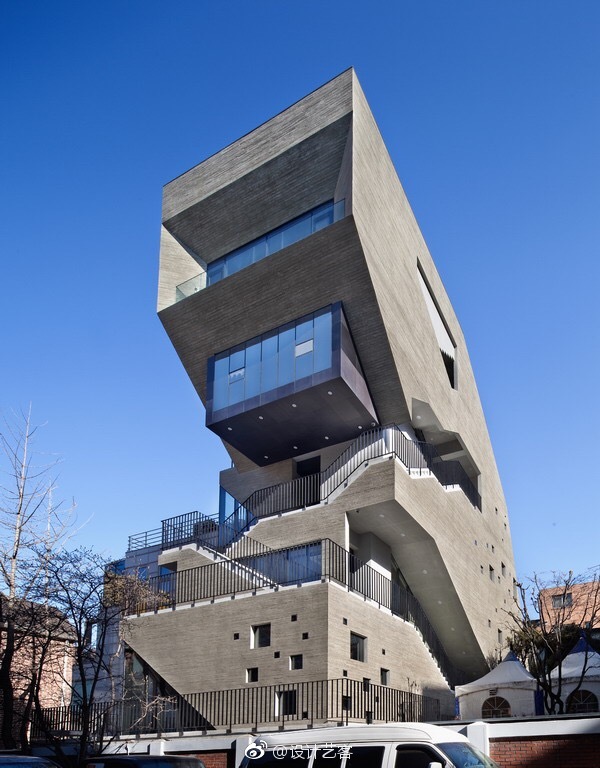 凝视远方的狮子位于首尔江南区清潭洞的interrobang邻里服务中心