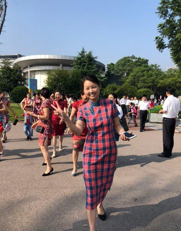 高考第一天妈妈就穿了旗袍,下了考场女孩一下子哭了!