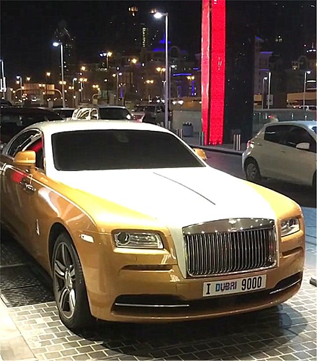 迪拜偶遇一辆688万劳斯莱斯,车漆"土豪金",车牌还是连号!