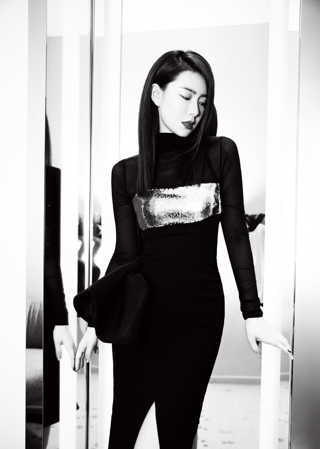 戚薇穿黑色透视连衣裙,仅用一块金色的布遮住重点,网友:太酷了