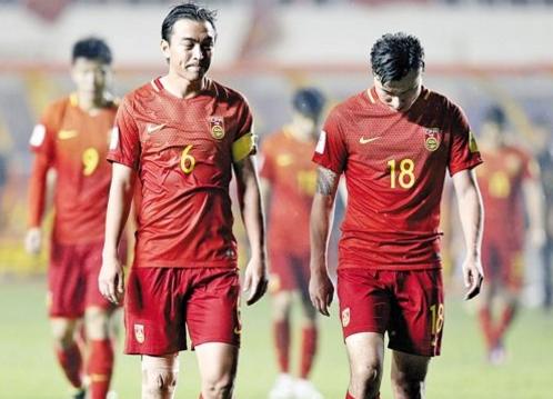 国足惨败后里皮愤怒,这几个镜头交代出他们下