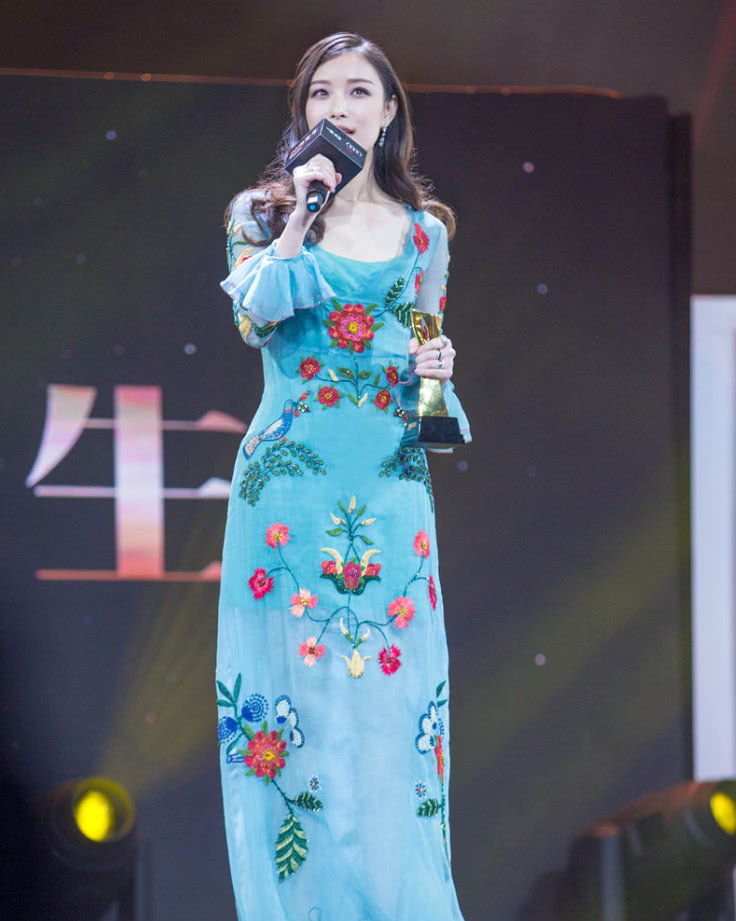 倪妮的腿也太长了吧,走路迈步子快1米,一般人