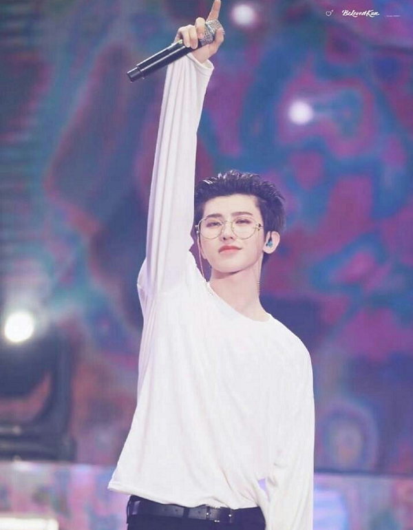 蔡徐坤跳舞瞬间的抓拍照,张张帅气有范,看后让你免疫力尽失