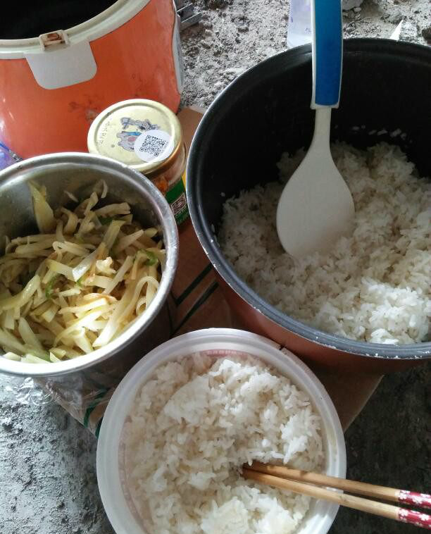 实拍,农民工夫妇在工地的伙食,生活不易啊