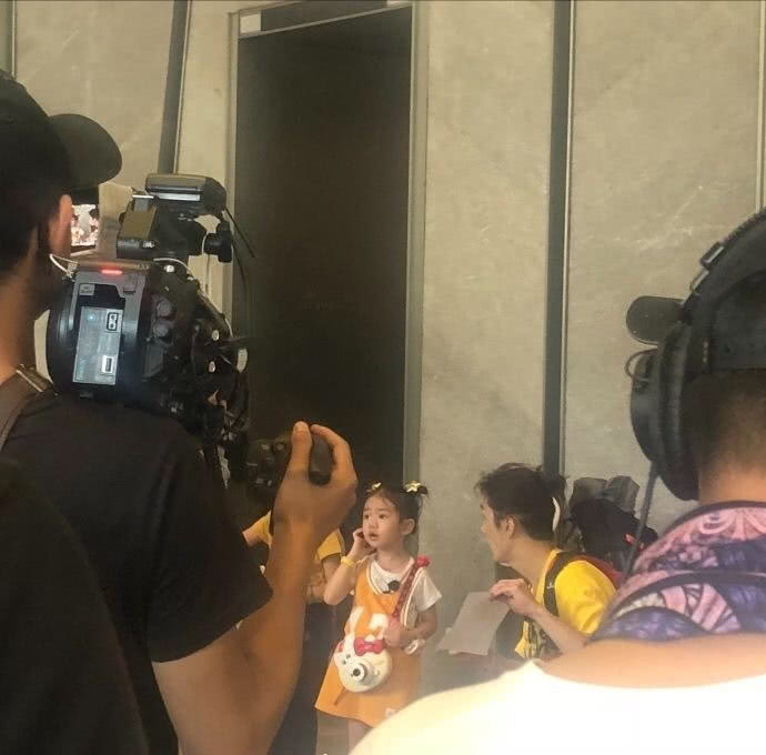 戚薇李承铉女儿录制综艺节目 女儿撒娇的样子