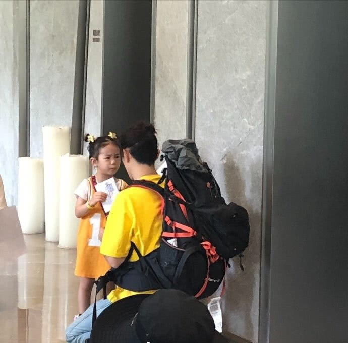 戚薇李承铉女儿录制综艺节目 女儿撒娇的样子
