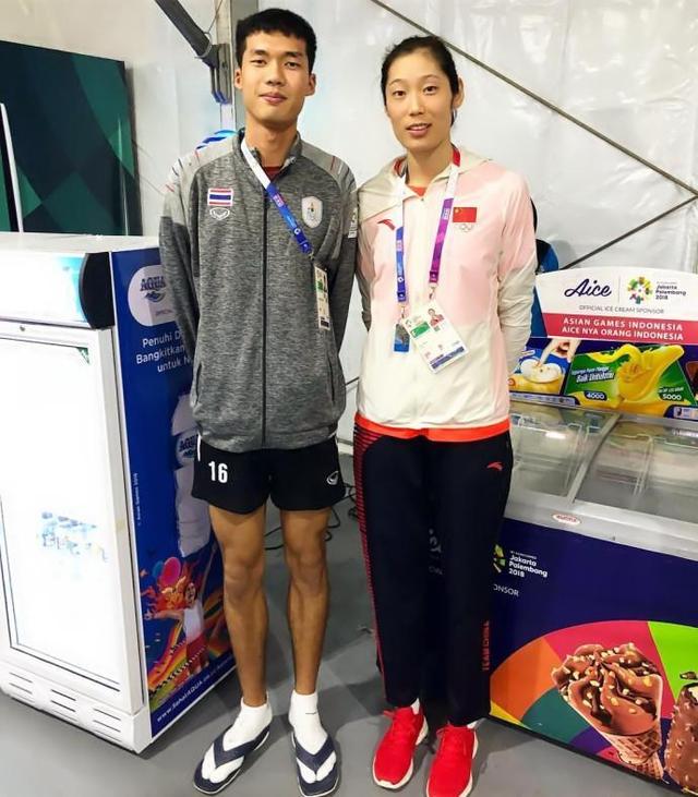 朱婷被2米04泰国男排球员追星合影现小鸟依人网友有夫妻相