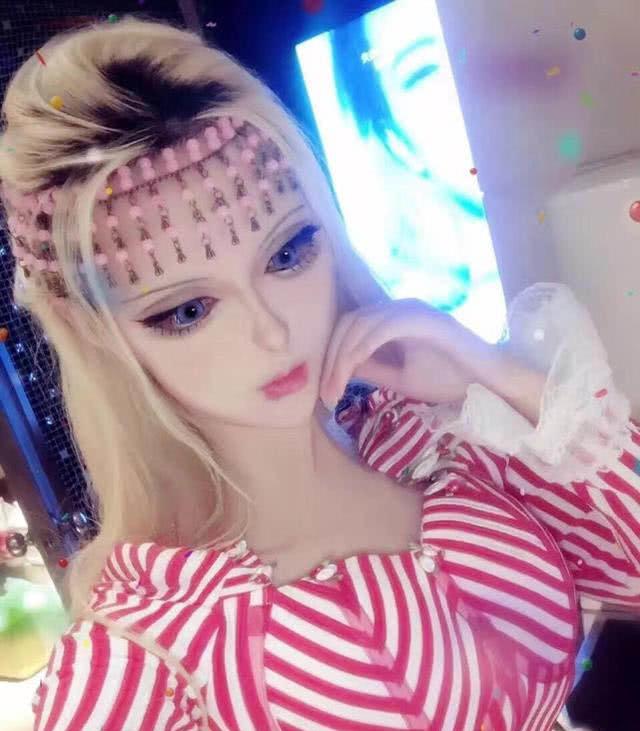 网红芭比迪丽拉,曾以为她不会笑,可看到她的笑容后,网友都呆了