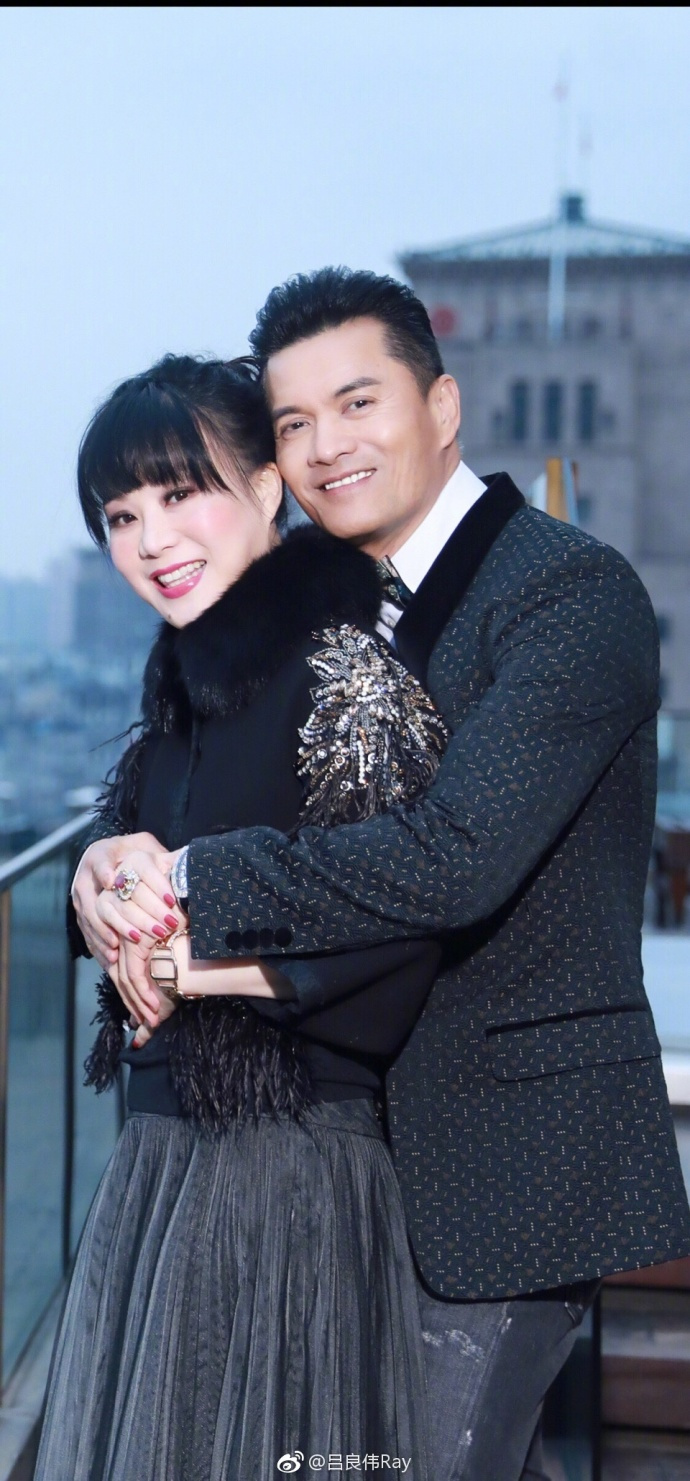 婚后,吕良伟更是一改浪子形象,化身二十四孝老公,宠妻狂魔,心中眼里都