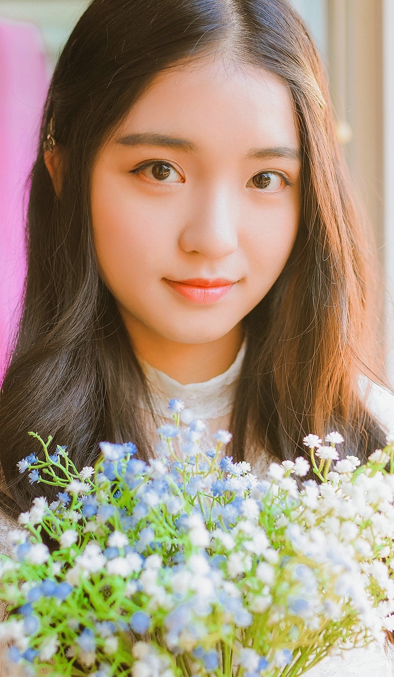 安静呆萌中分妹子花朵娇俏可人写真集