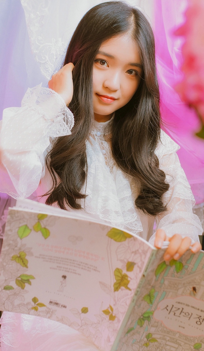 安静呆萌中分妹子花朵娇俏可人写真集