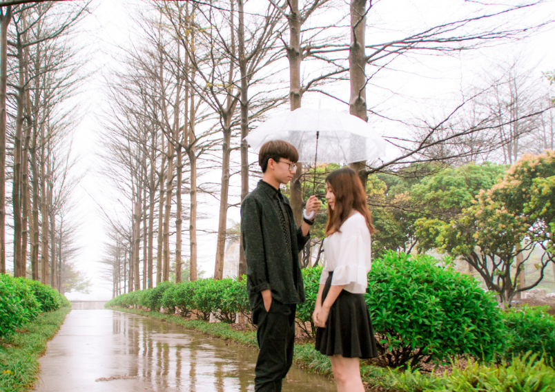 女子大学毕业前一周提分手,半年后,医院相遇,两人彼此,傻住了