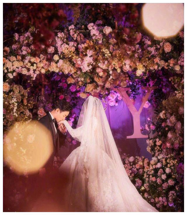 唐嫣婚礼再曝新照片,唐嫣抛捧花超开心,胡歌衬衣闹笑话成了亮点