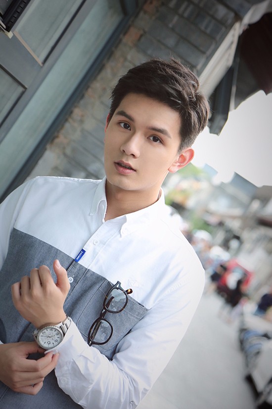 《天坑鹰猎》发布"见天见地"版海报 叶筱玮饰演杨烨首曝光