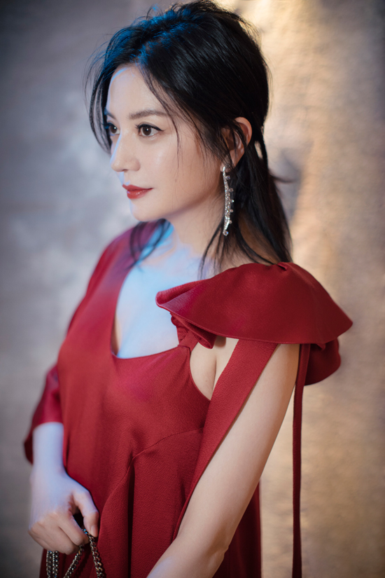 赵薇红裙惊艳亮相金像奖 颁发最佳女主角奖