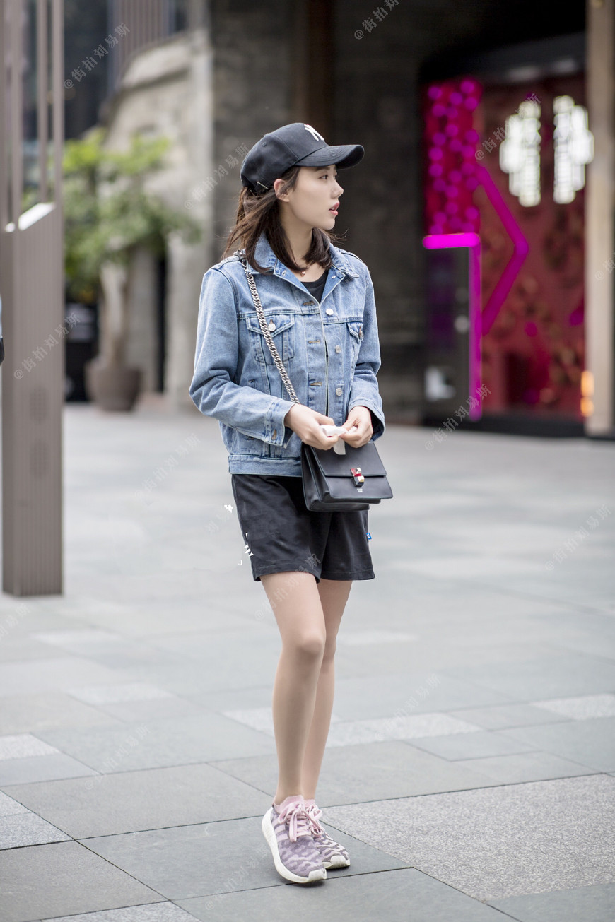 街拍牛仔短裤白色长筒袜美女这样搭配时尚又减龄