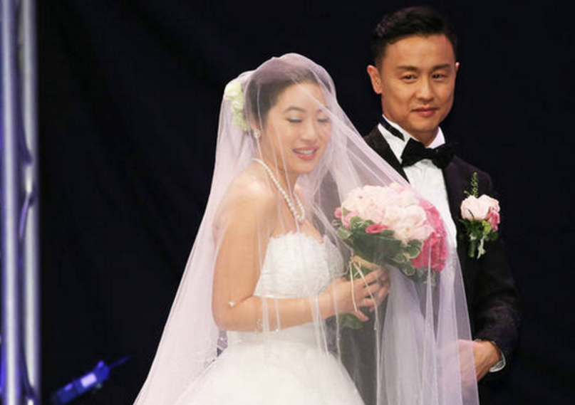 他曾背叛妻子三次,再婚娶小19岁女友,今与前妻老公成密友|郑敬基|前妻