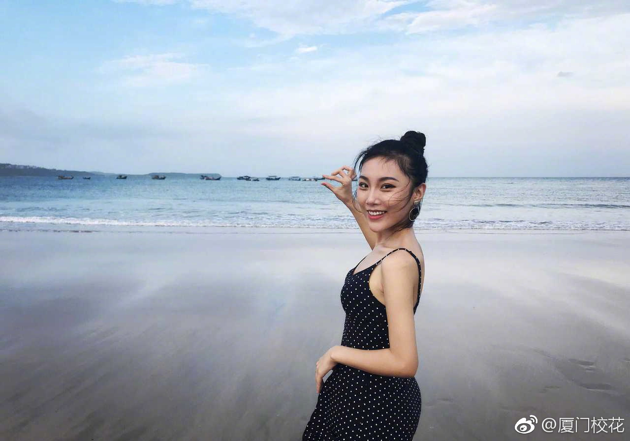 她叫刘雨萌98年就读于厦门大学法学院身高165cm双子座