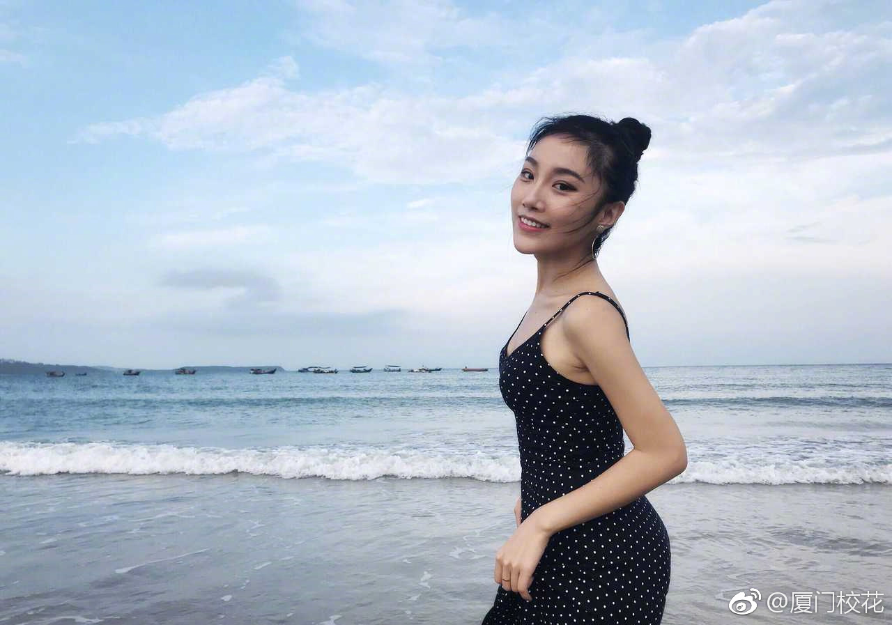 她叫刘雨萌98年就读于厦门大学法学院身高165cm双子座