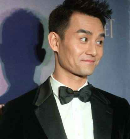 这张照片中王凯的表情看起来有点搞怪,喜感满满.