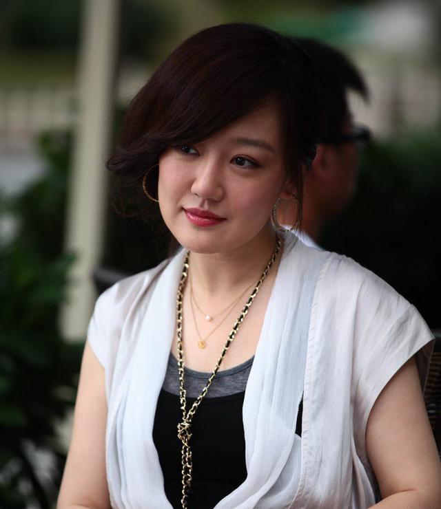 薛佳凝确实是真的老了,完全没有从前那个灵动的样子