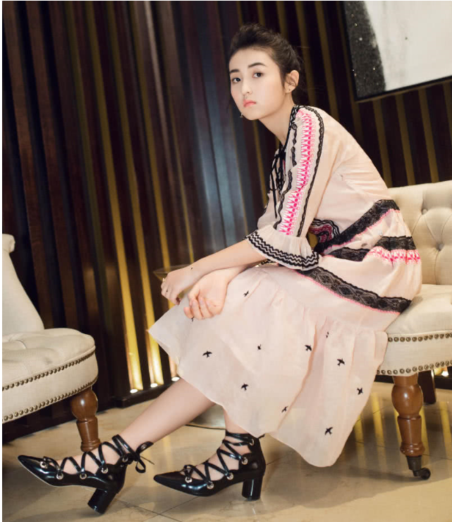 张子枫真会穿!格子衬衣搭配牛仔短裙秀大长腿,网友:终于穿对了