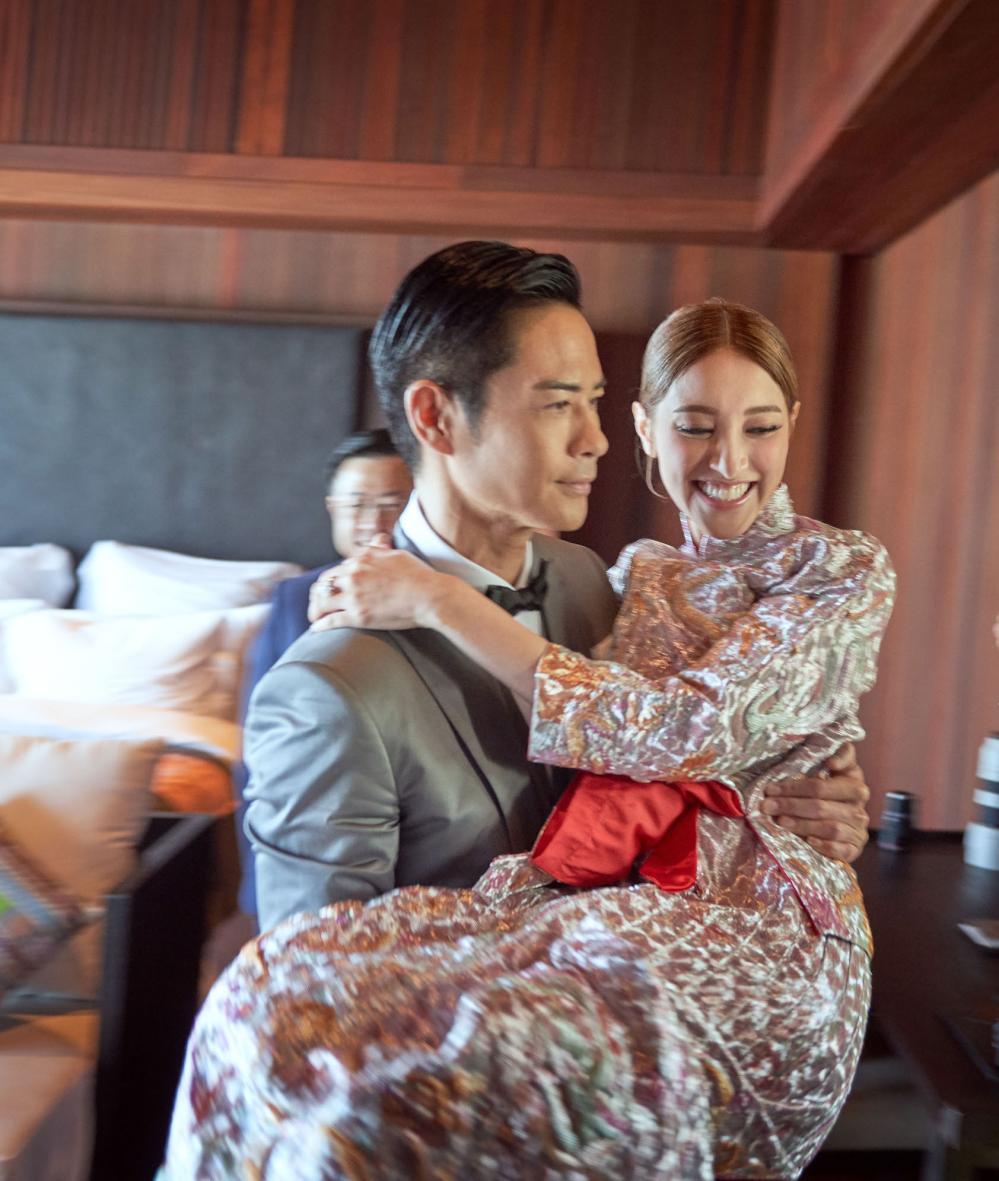 郑嘉颖和陈凯琳结婚照,两人深情拥吻,结婚誓词很感人