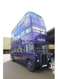 巴士":一旦有公共交通需求,这种三层公共汽车就能提供颠来簸去的运输