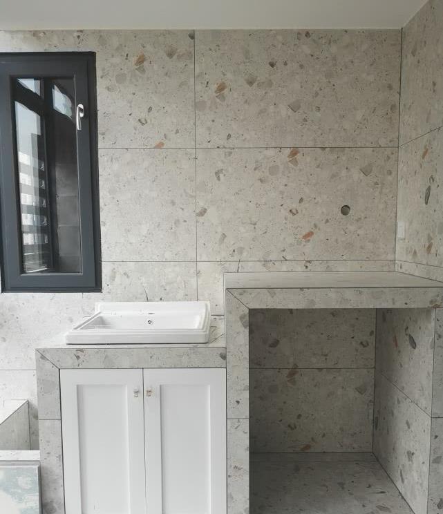 瓦工砌好阳台洗衣池,木工随手打个柜门封住,看到效果我美滋滋!