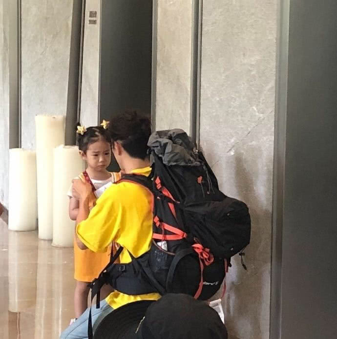戚薇李承铉女儿录制综艺节目 女儿撒娇的样子