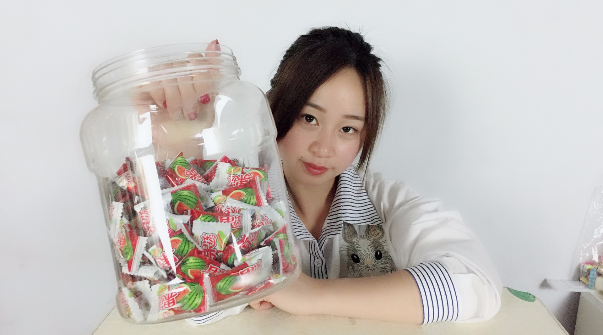 妹子试吃童年零食"西瓜泡泡糖",这么多年了,还是原来的味道