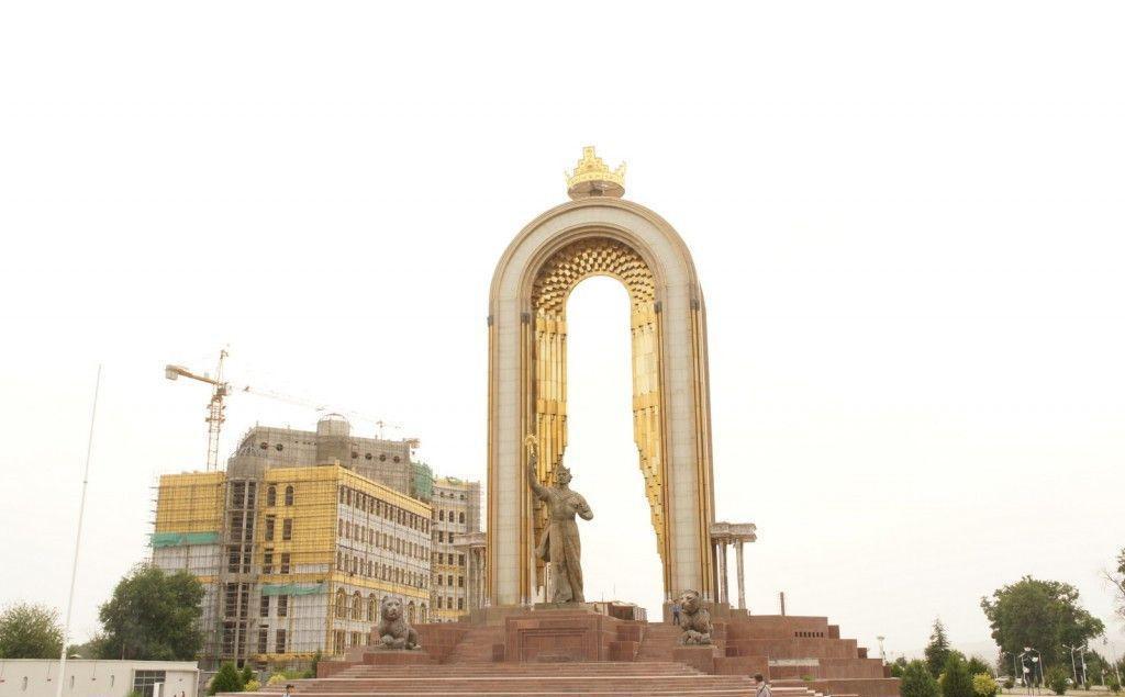 图为索莫尼塑像纪念碑,据说这里是地震带,建高楼不宜,只有索莫尼广场