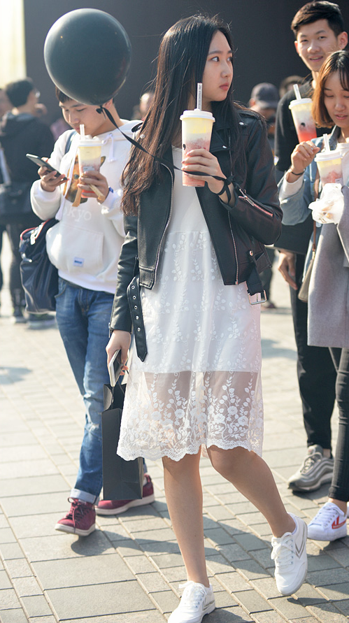 街拍北京升温满街光腿美女真怀疑到夏天了