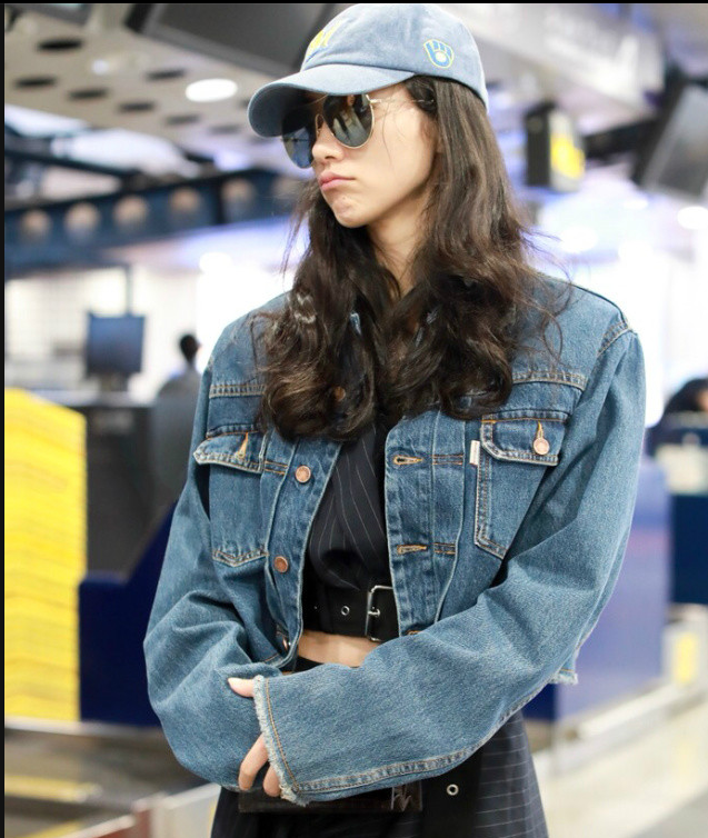 韩雪条纹套装搭配牛仔外套现身机场每次机场秀都很亮眼