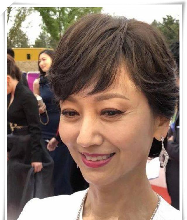 64岁赵雅芝一身搭配尽显优雅气质然而看到未修图一秒尴尬