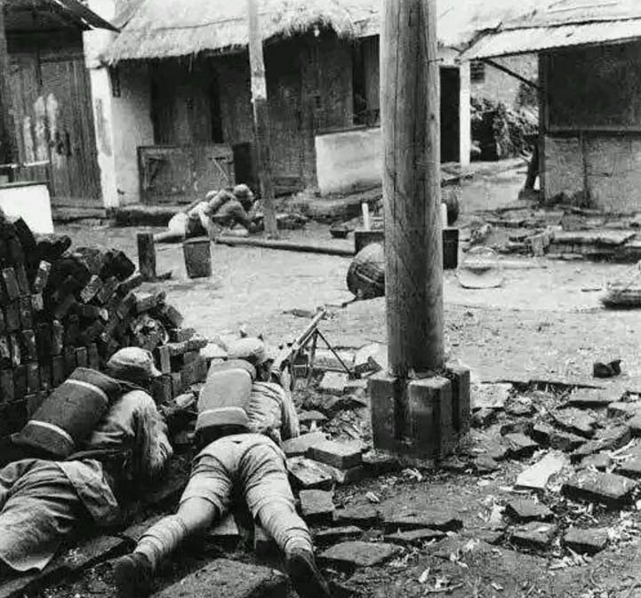 长沙会战真实老照片,图3日军骑自行车,图6是真实的女战士